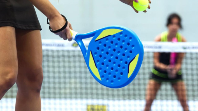 Raket dan bola olahraga padel. [Instagram]